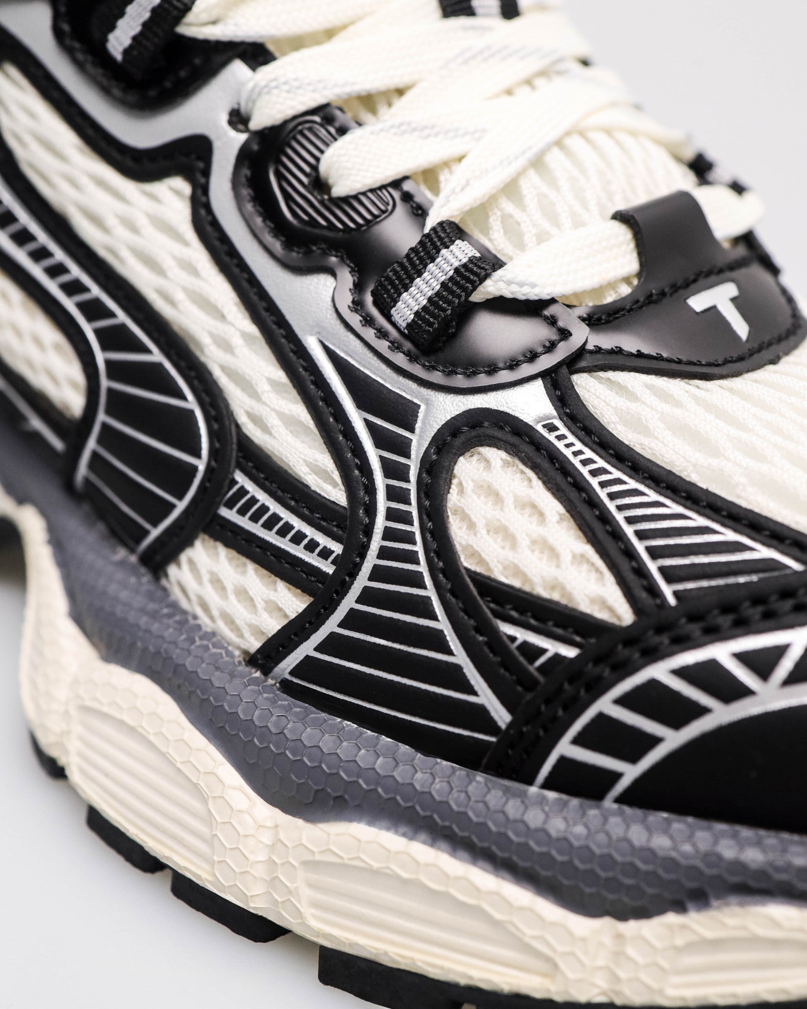 #color_off white/black
