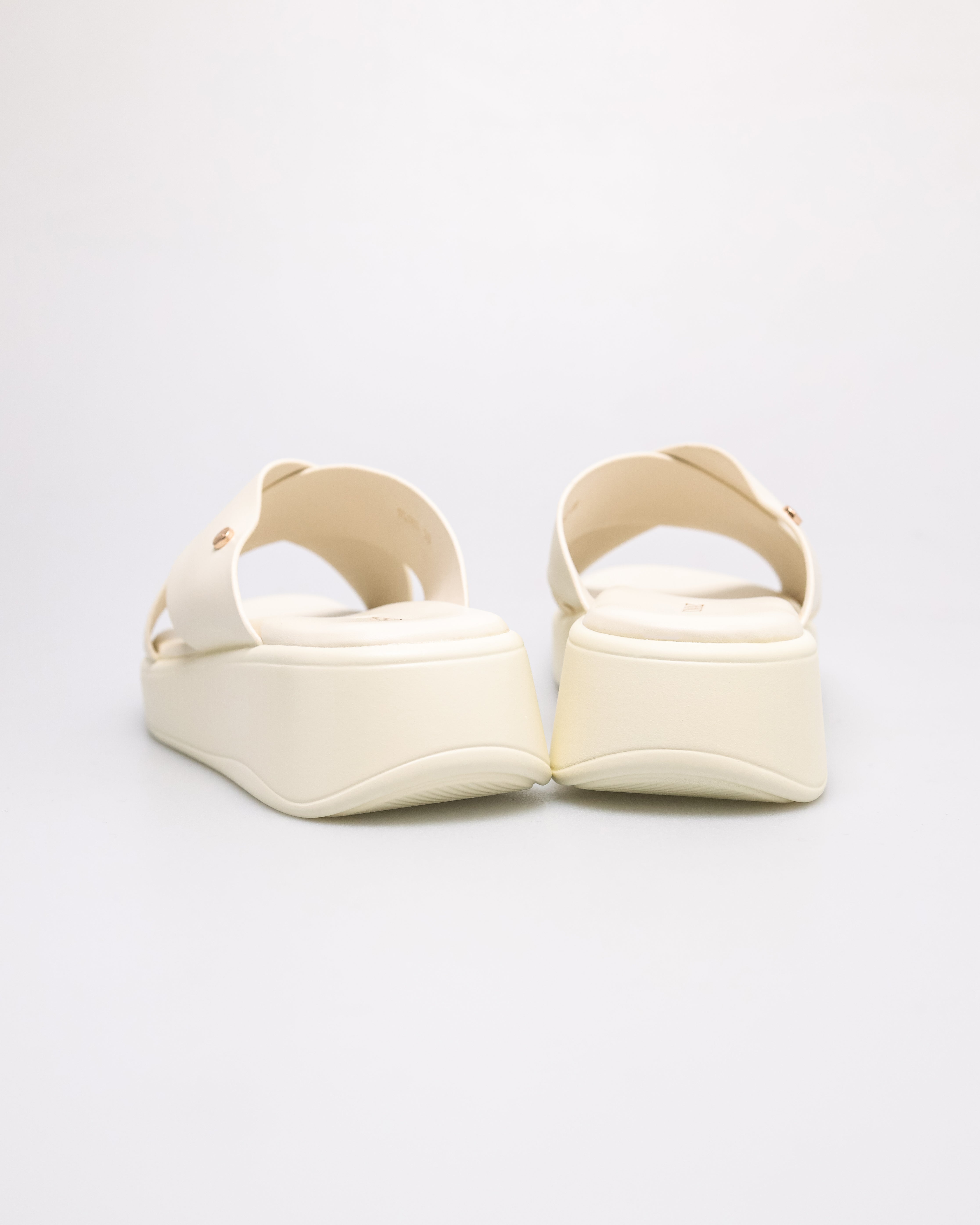 #color_off white