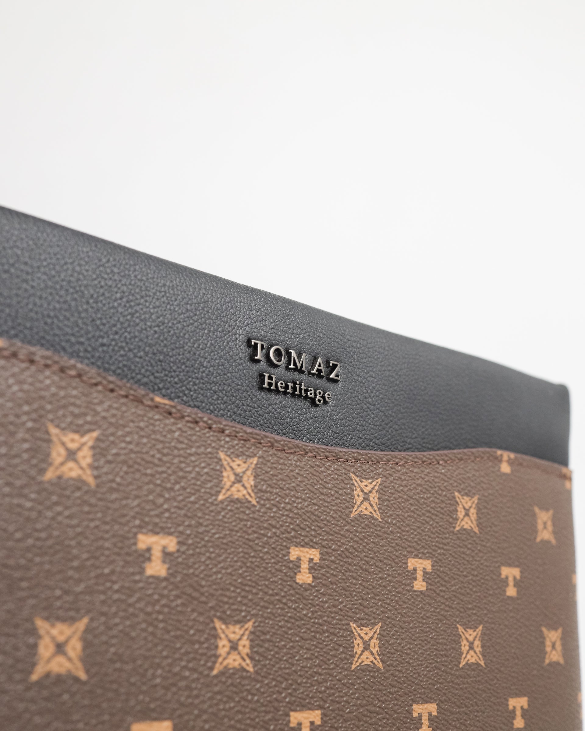 Klac Lelaki Tomaz NT-TZ412 Monogram (Coklat/Hitam)