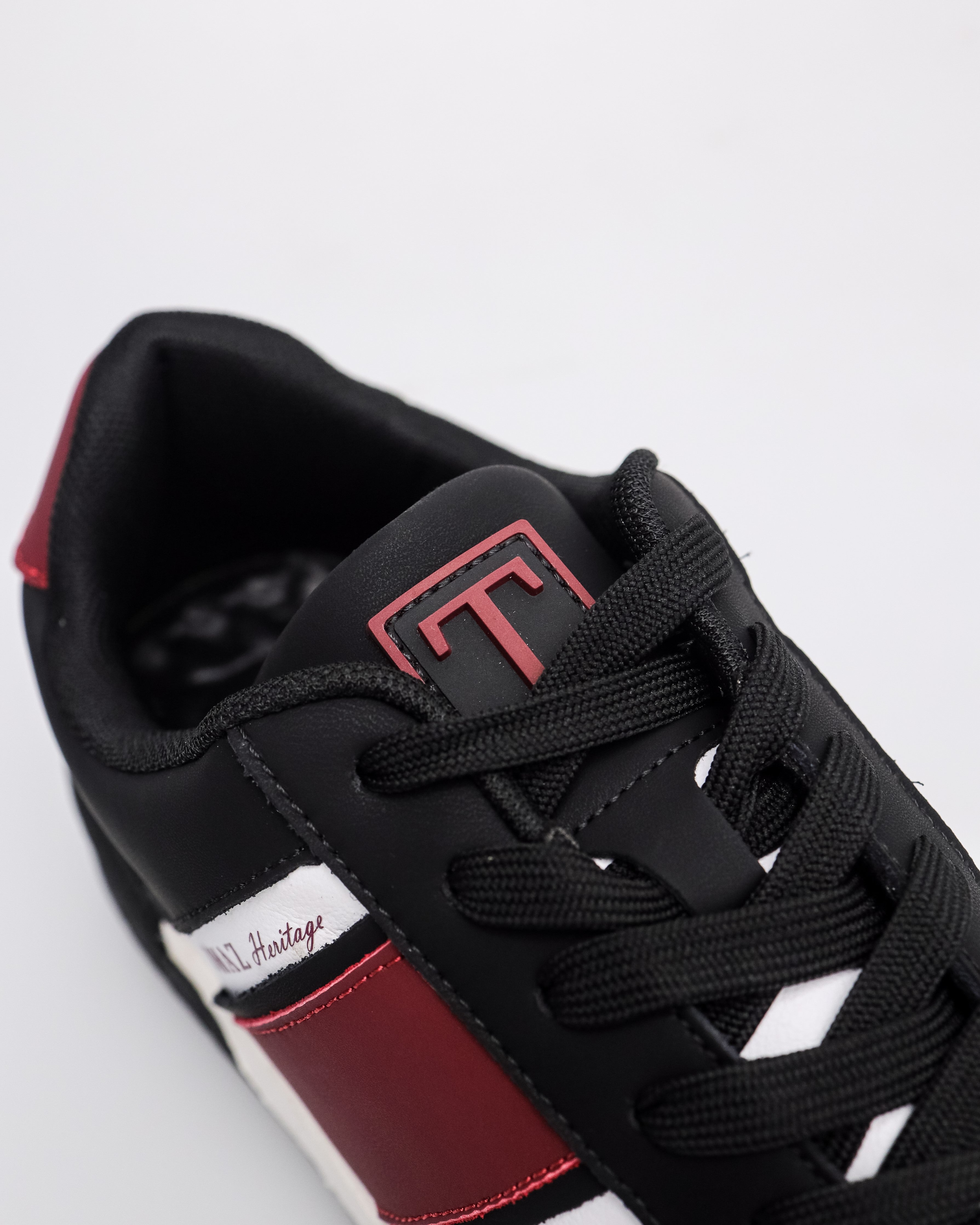 #color_black/white/wine