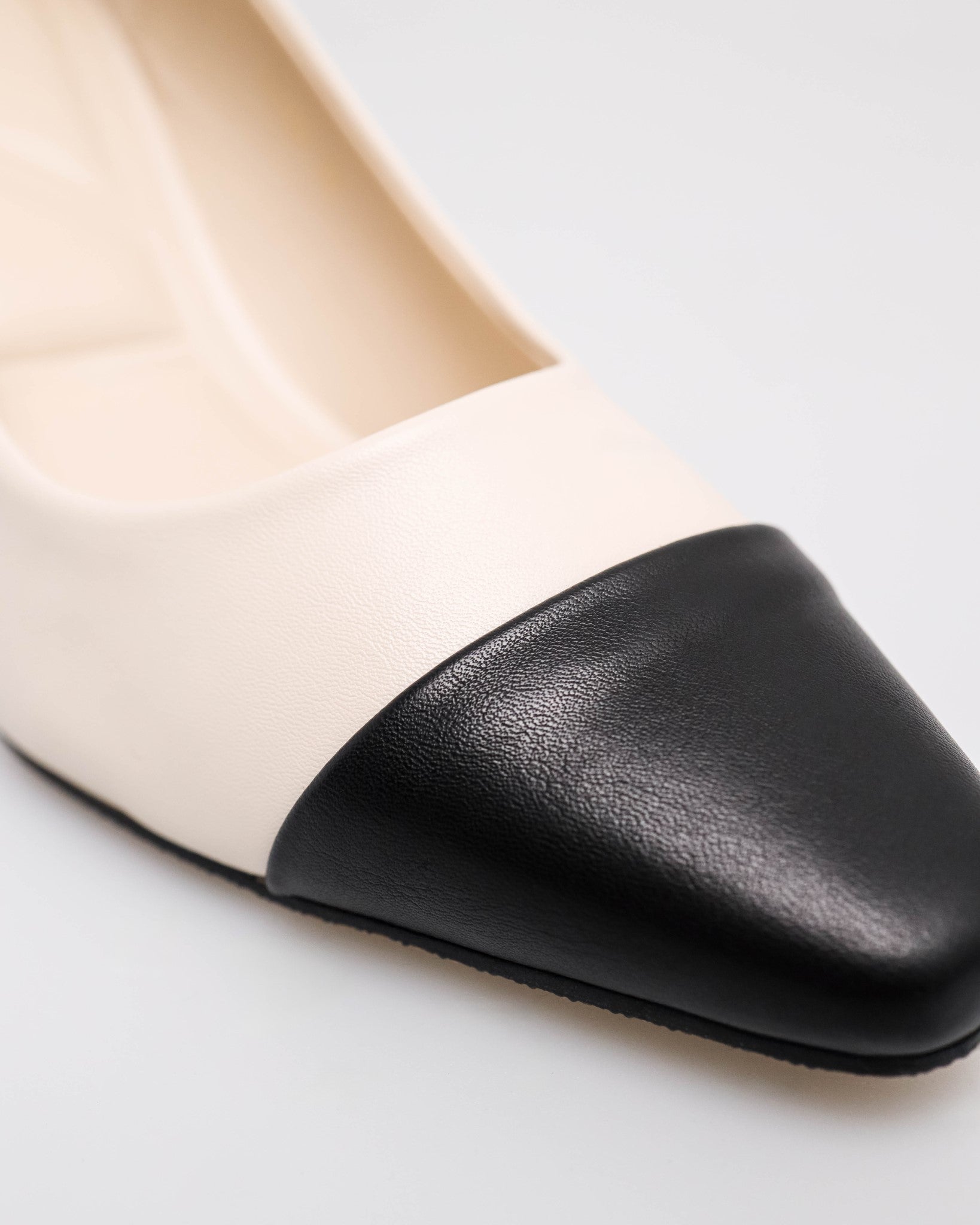 #color_off white/black