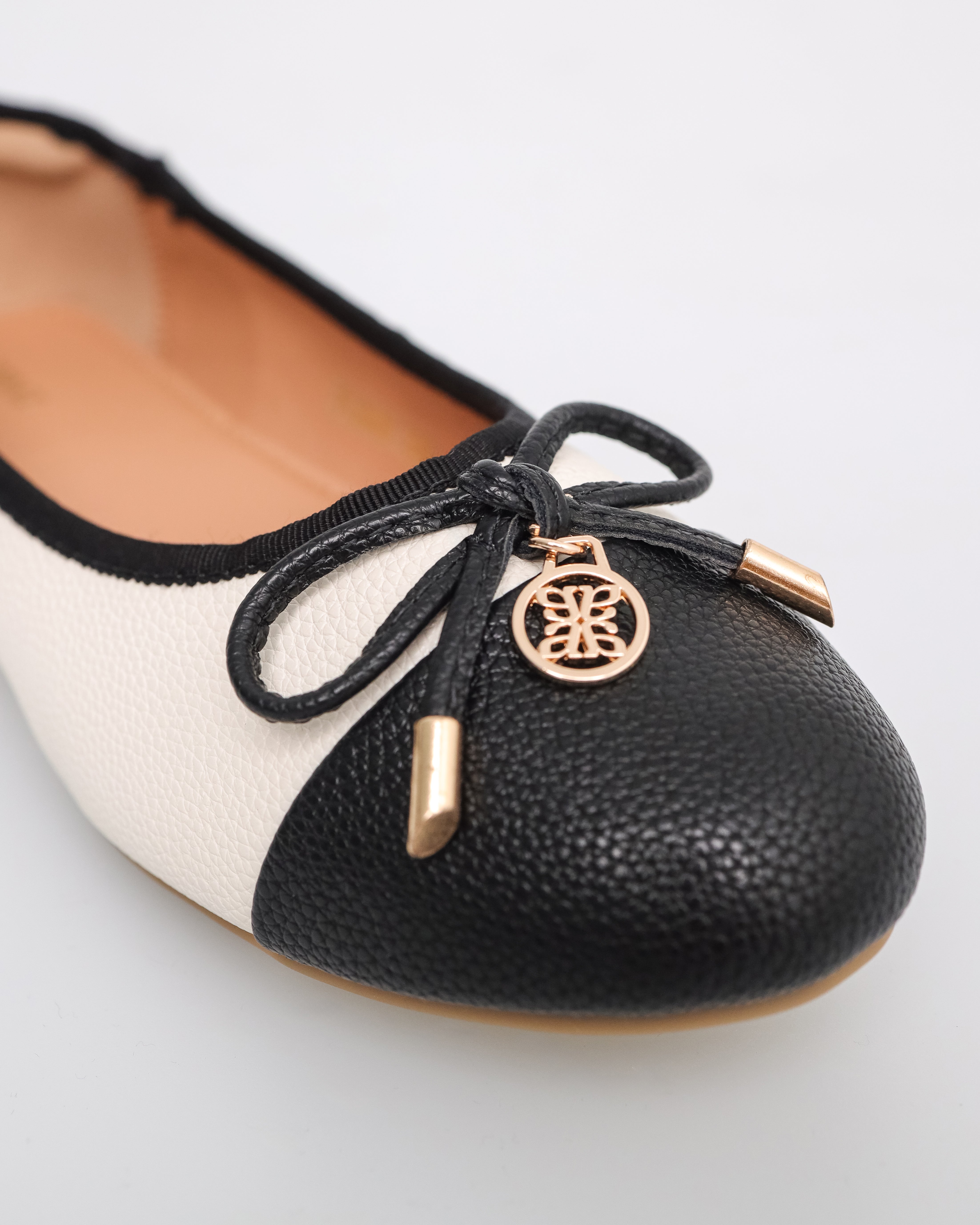 Tomaz FL048 Reben Wanita Flat Dua Nada (Krim/Hitam)