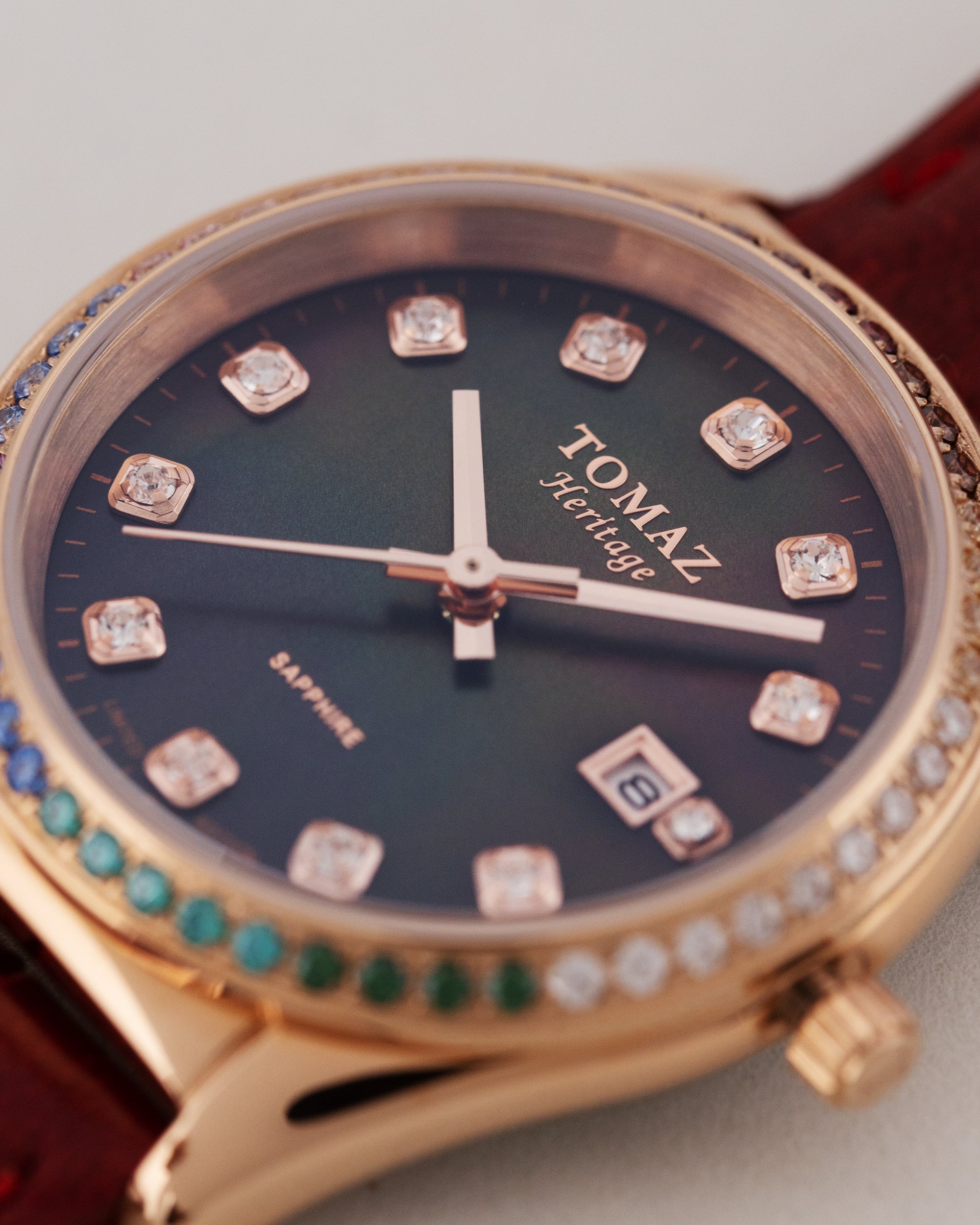 Jam Tangan Wanita Tomaz TQ017L-D22 Mutiara (Emas Mawar/Hitam) dengan Swarovski Pelangi (Tali Kulit Buluh Merah)