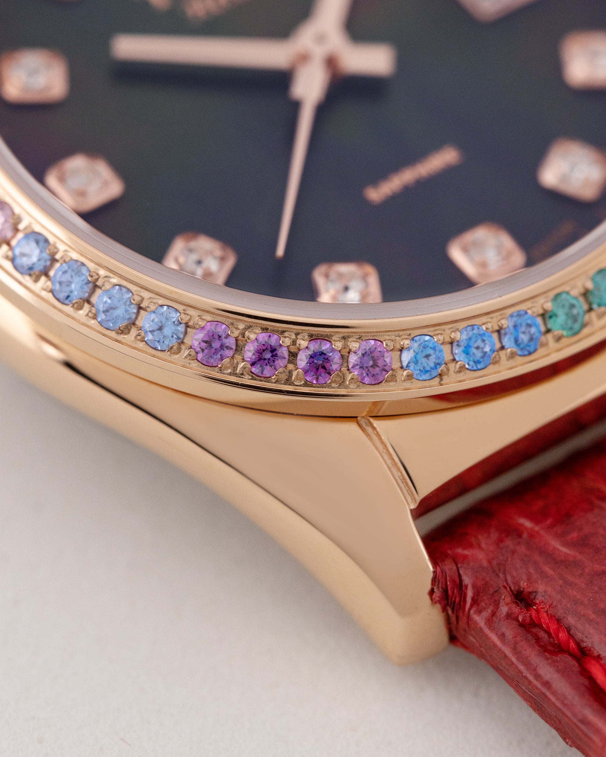 Jam Tangan Wanita Tomaz TQ017L-D22 Mutiara (Emas Mawar/Hitam) dengan Swarovski Pelangi (Tali Kulit Buluh Merah)