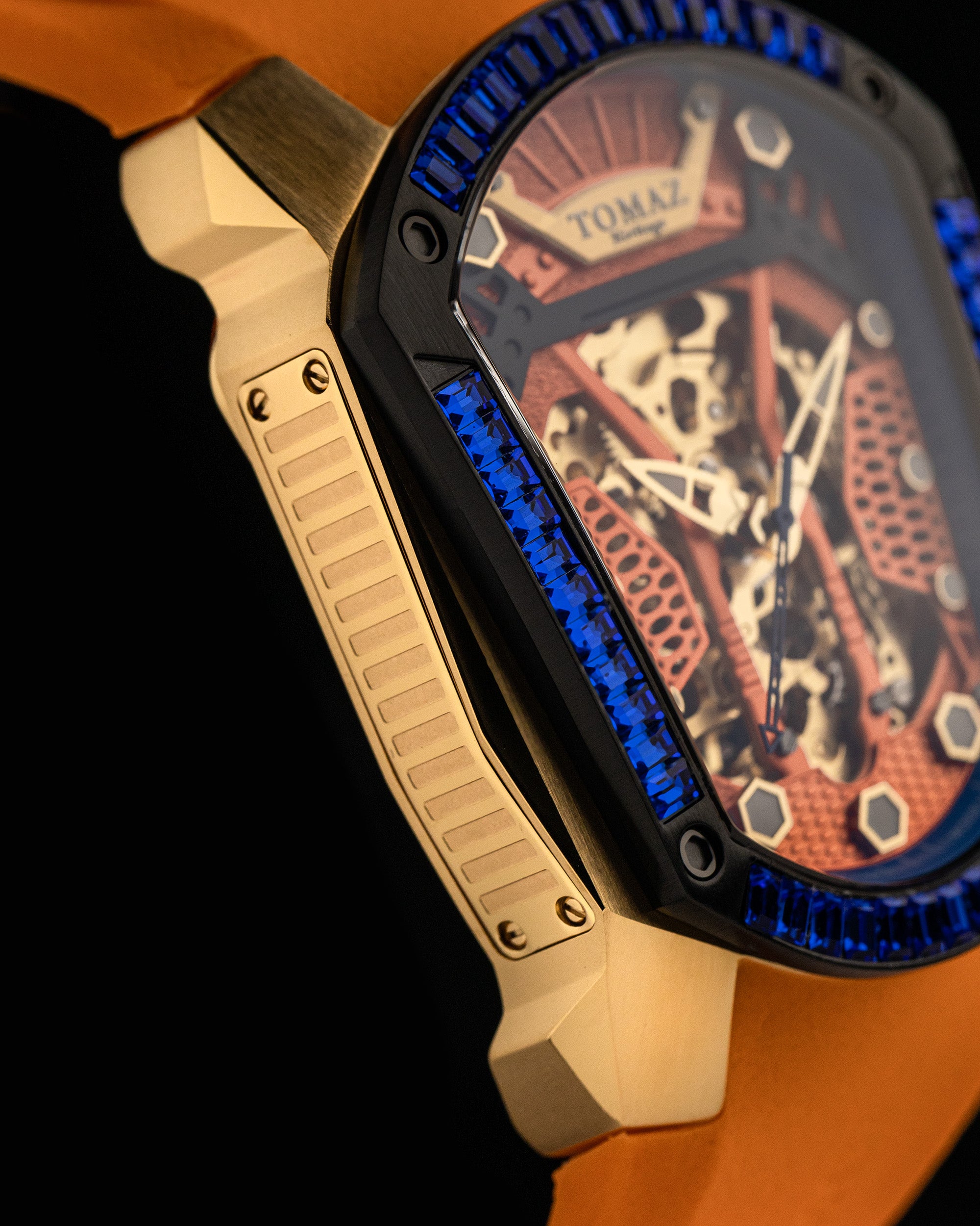 GT Skeleton TW028-D16 (Rosegold/Oren) dengan Swarovski Biru (Tali Getah Jingga)