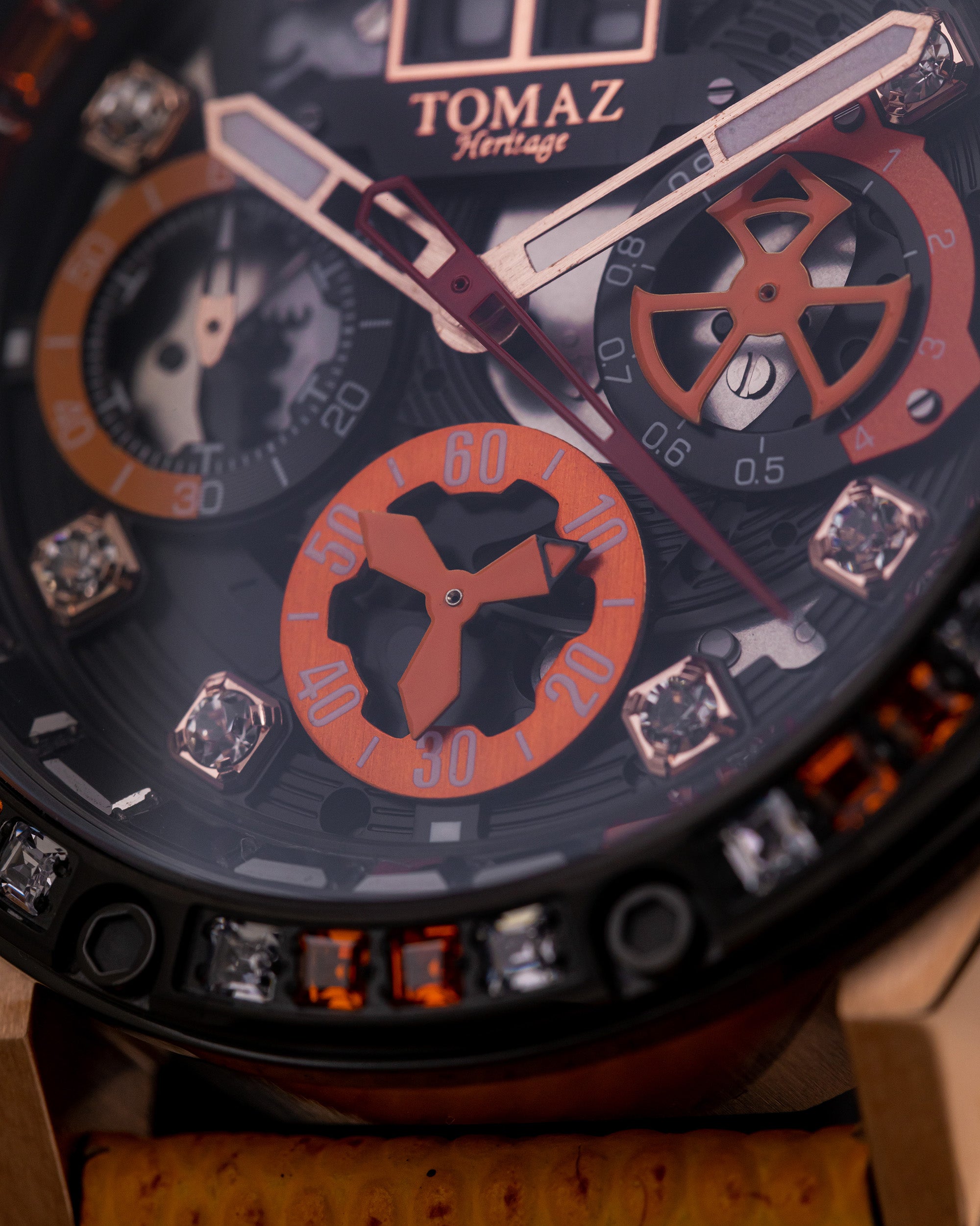 RAWR III TW024F-D4 (Emas/Hitam) dengan Swarovski Oren Putih (Tali Kulit Oren)