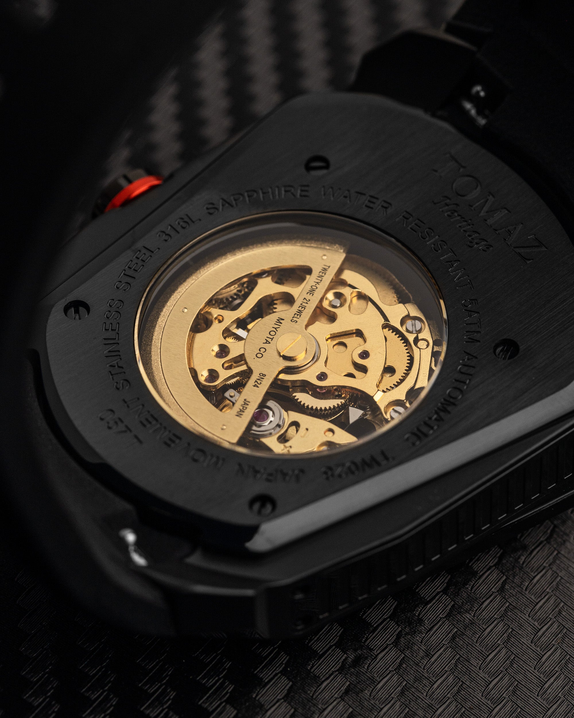 GT Skeleton TW028-D21 (Hitam) dengan Rainbow Swarovski (Tali Getah Hitam)