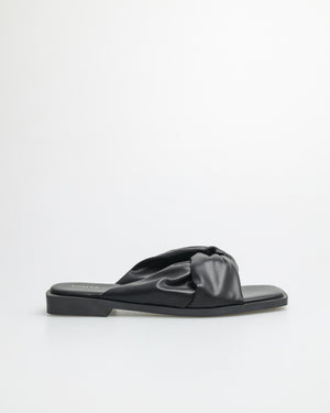 
                  
                    Load image into Gallery viewer, Tomaz YX130 Ladies Folded Strap Flats (Black)
                  
                