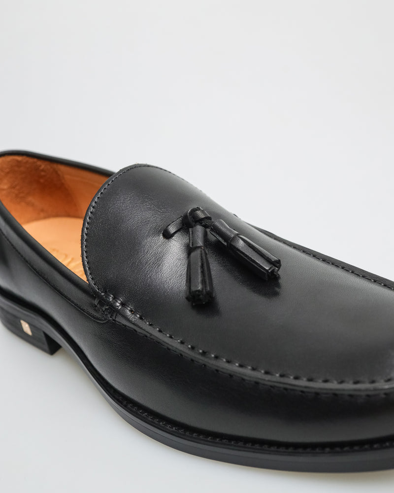 
                  
                    Load image into Gallery viewer, Tomaz F251 Tassel Loafers (Black)
                  
                