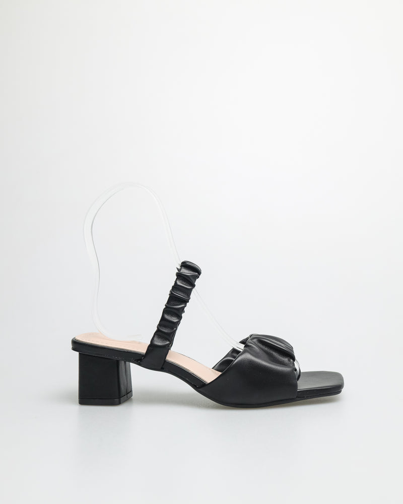 
                  
                    Load image into Gallery viewer, Tomaz YX141 Ladies Ruffled Heels (Black)
                  
                