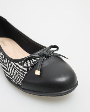 
                  
                    Load image into Gallery viewer, Tomaz NN165 Ladies Tweed Flats (Black)
                  
                