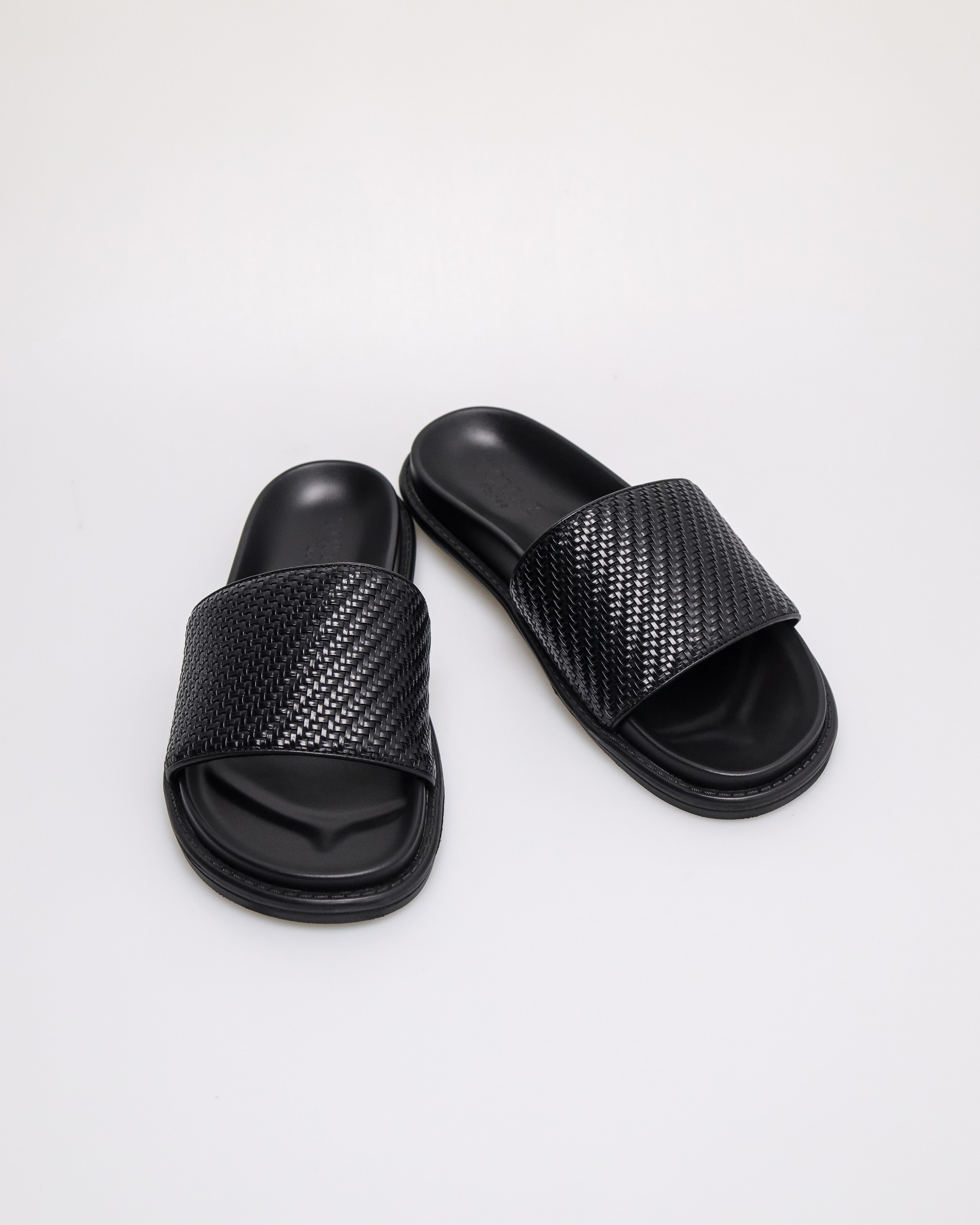 Tomaz C683 Men's Woven Sandals (Black)