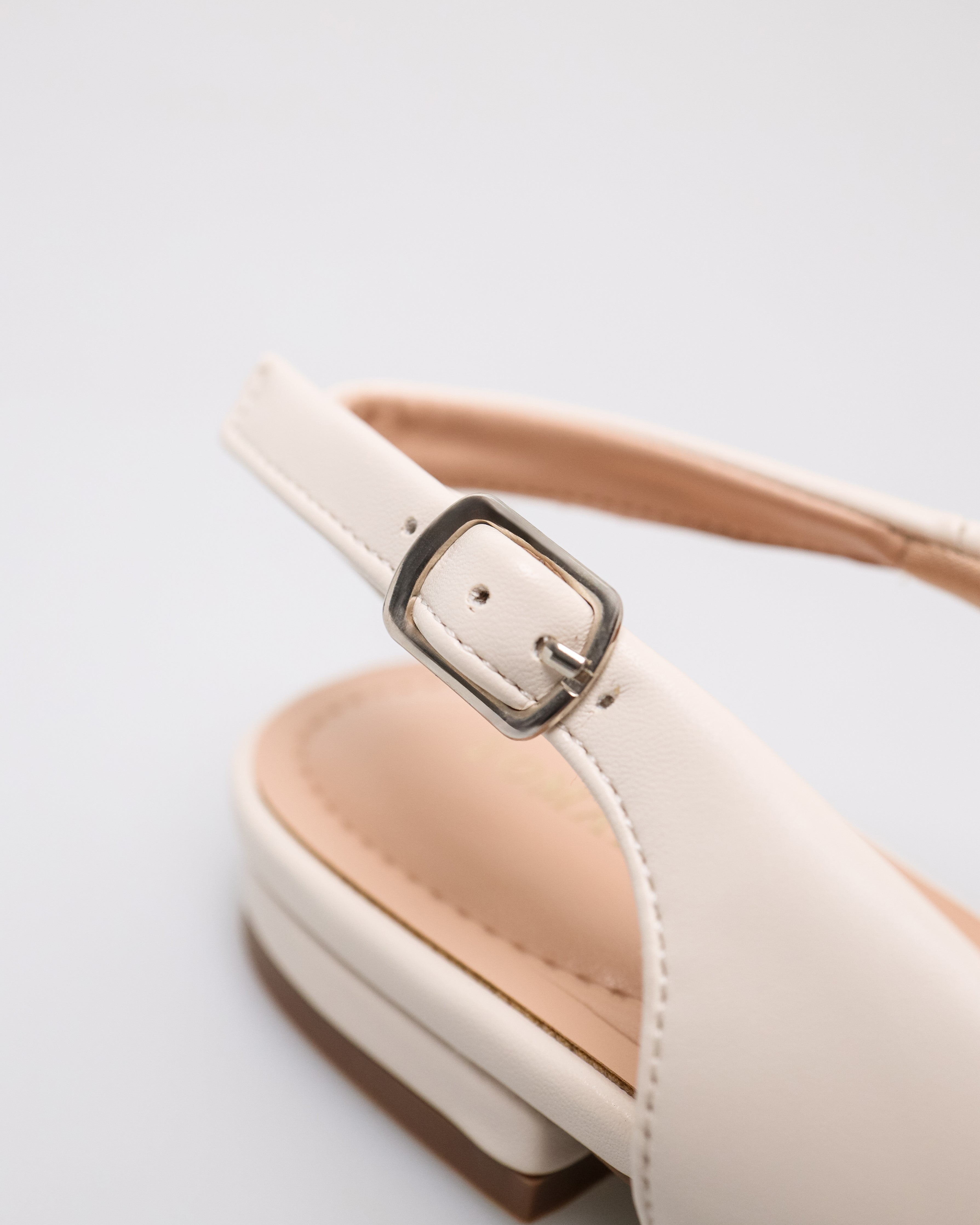 Tomaz NN437 Ladies Pointy Slingback Flats (Cream)