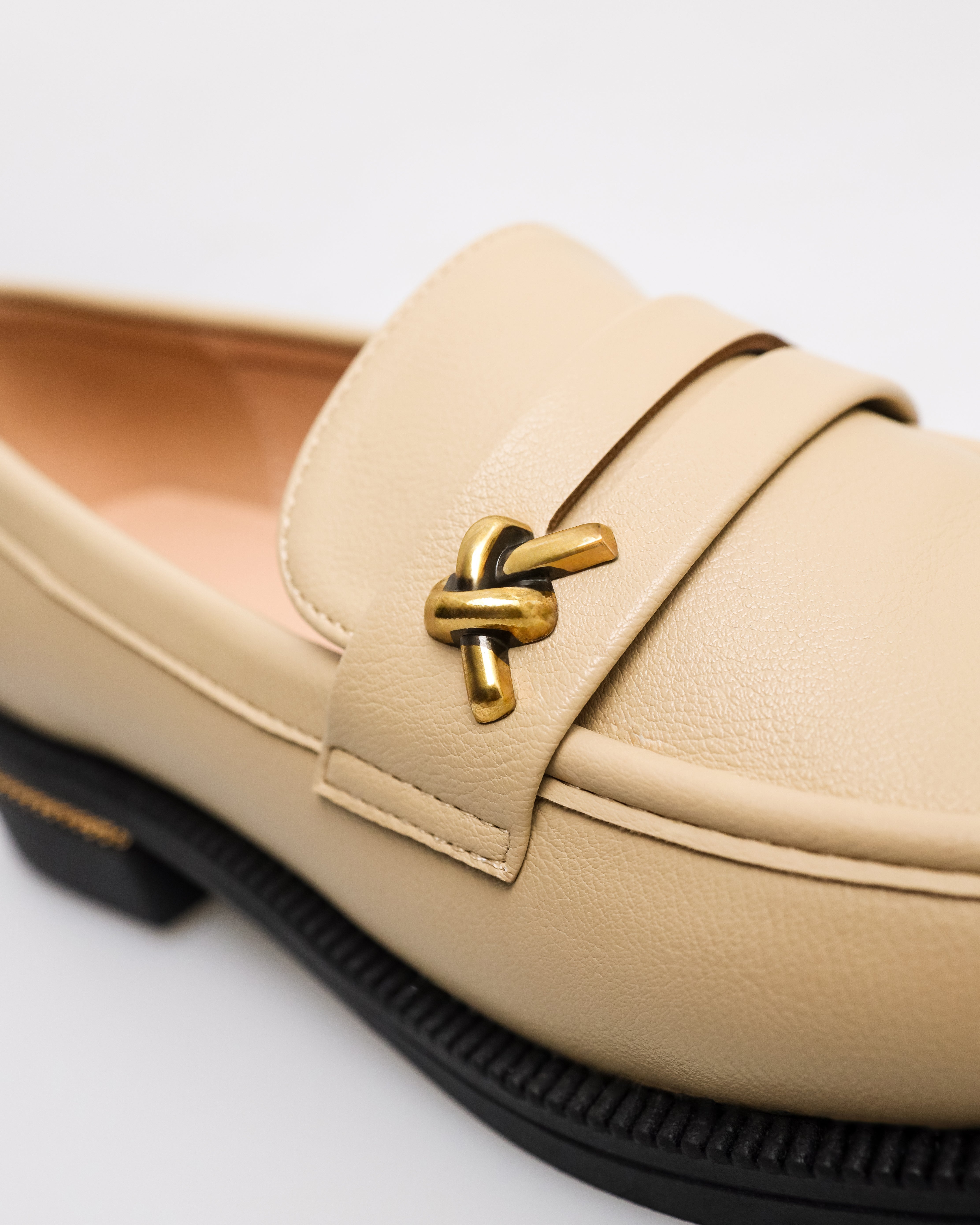 Tomaz FL078 Ladies Golden Chain Elegance Loafer (Cream)