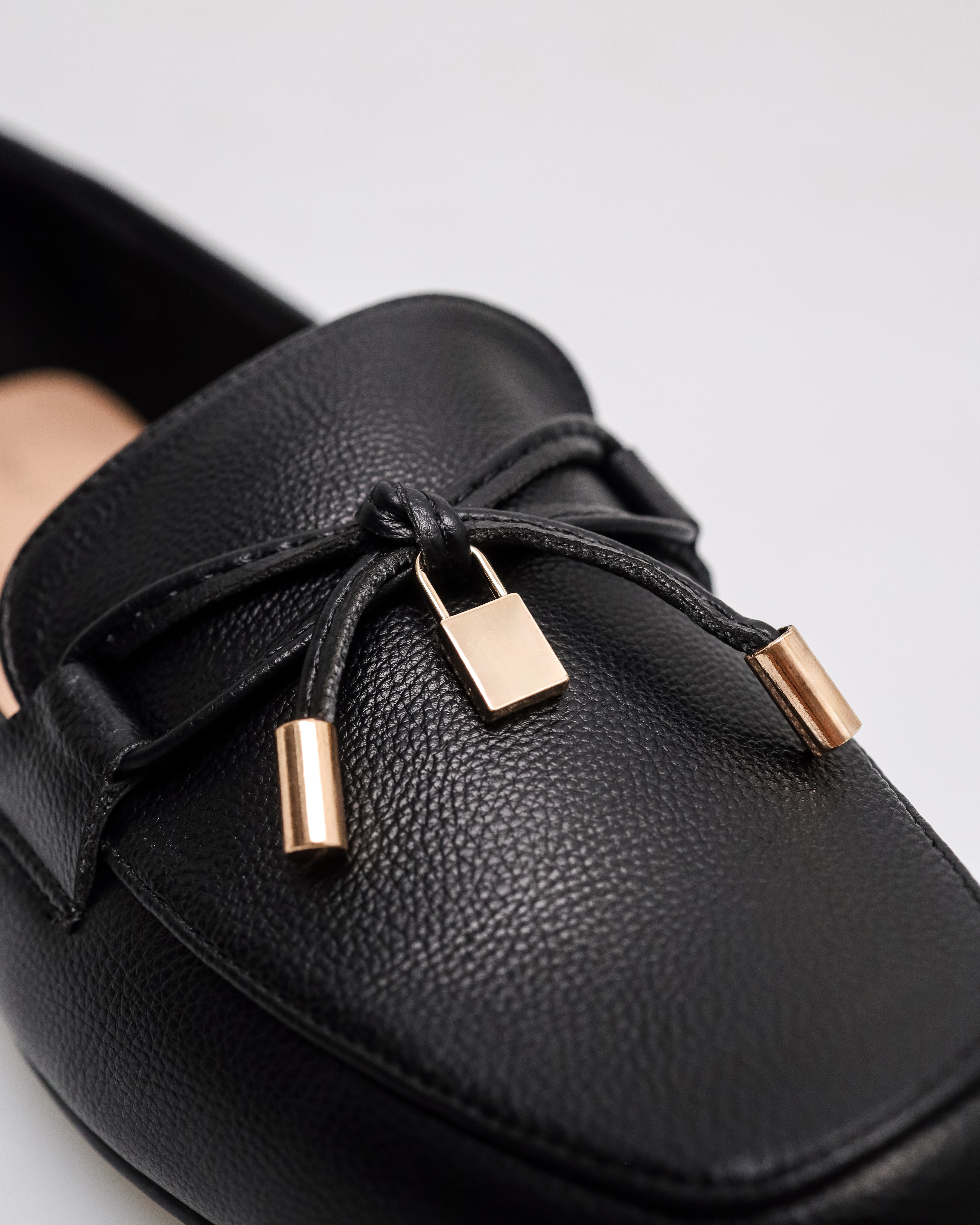 Tomaz NN518 Ladies Tassel Gold Loafers (Black)