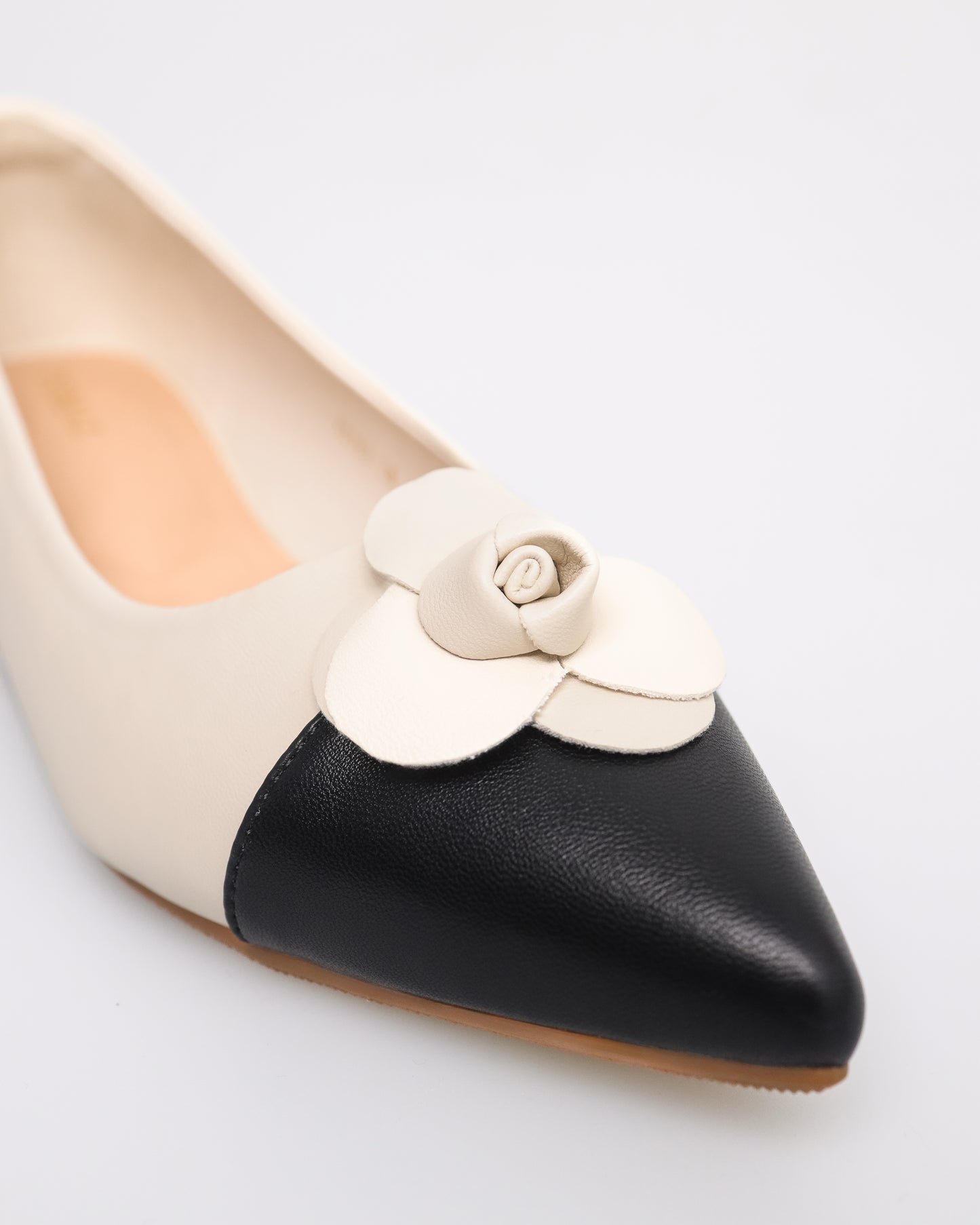 Tomaz YX183 Ladies Flower Bow Flats (Cream/Black)