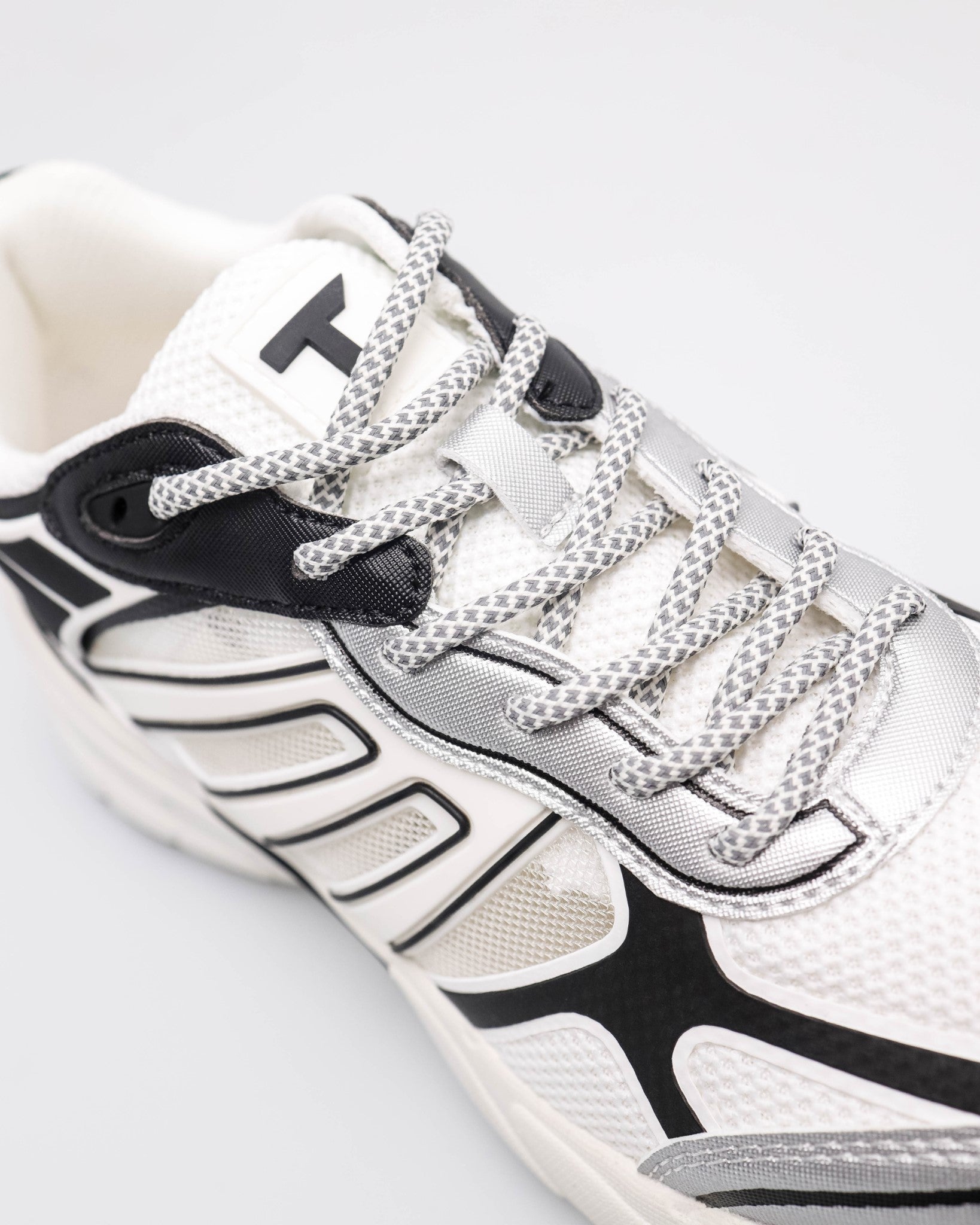 #color_white/silver/black