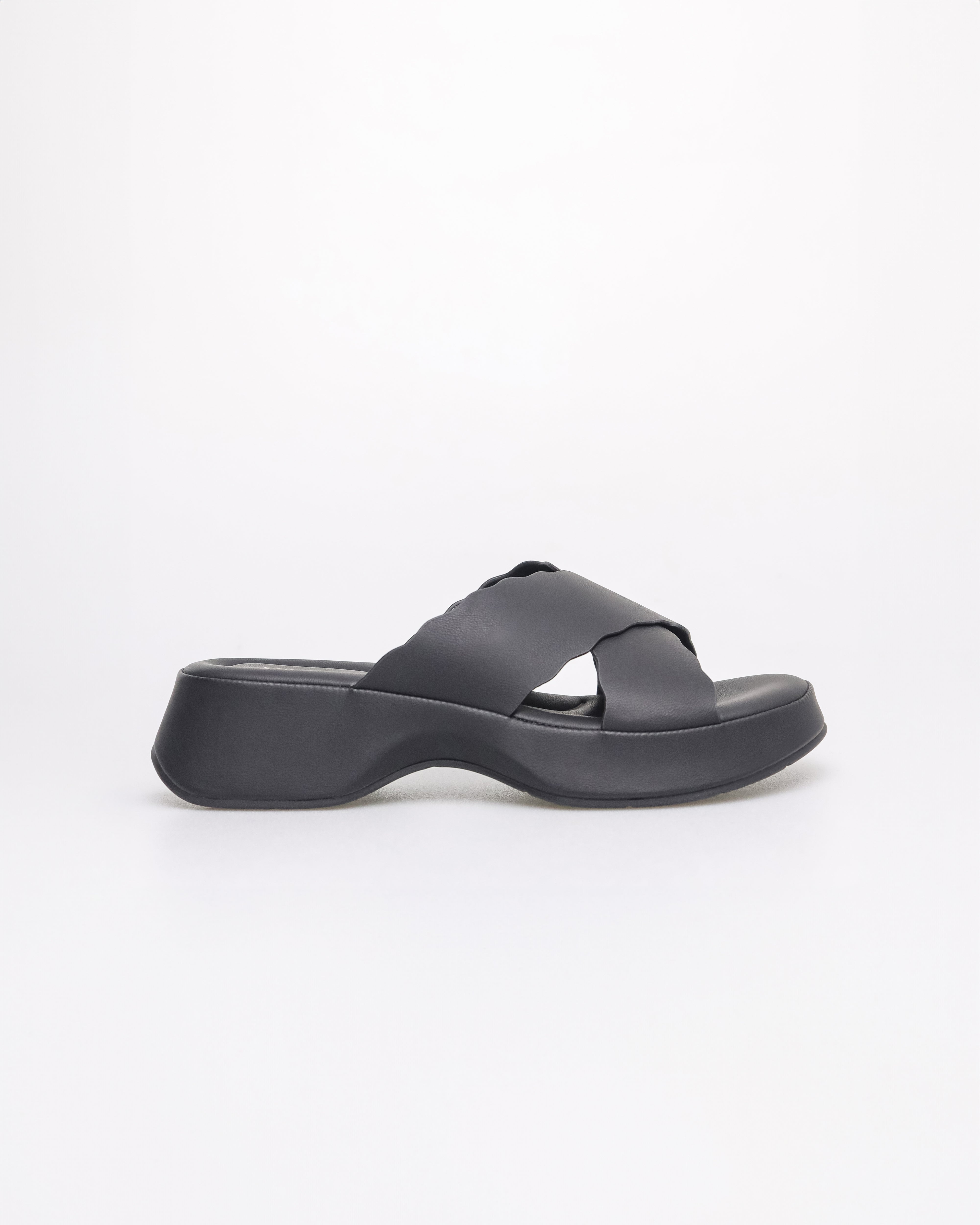 Tomaz NN422 Ladies Wavy Sandals (Black)