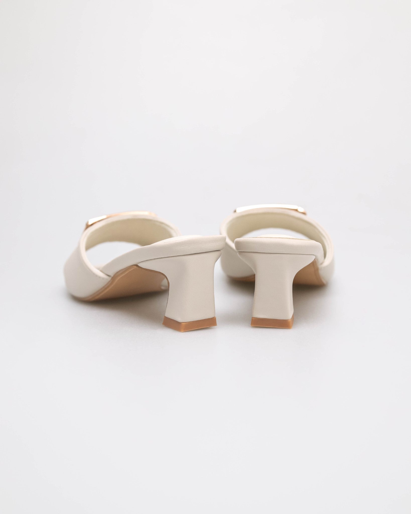 #color_off white