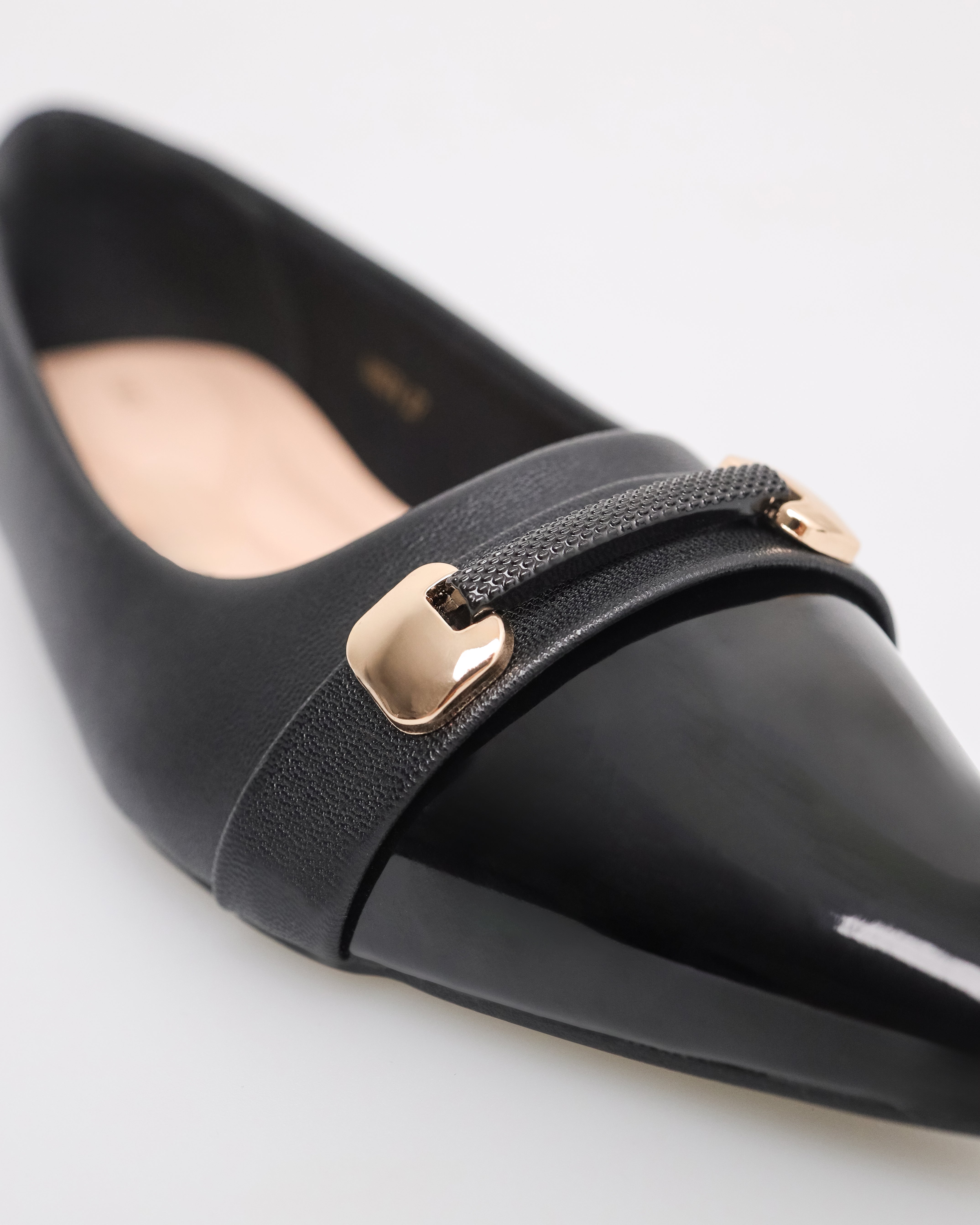 Tomaz NN374 Ladies Pointy Elegance Band Flats (Black)