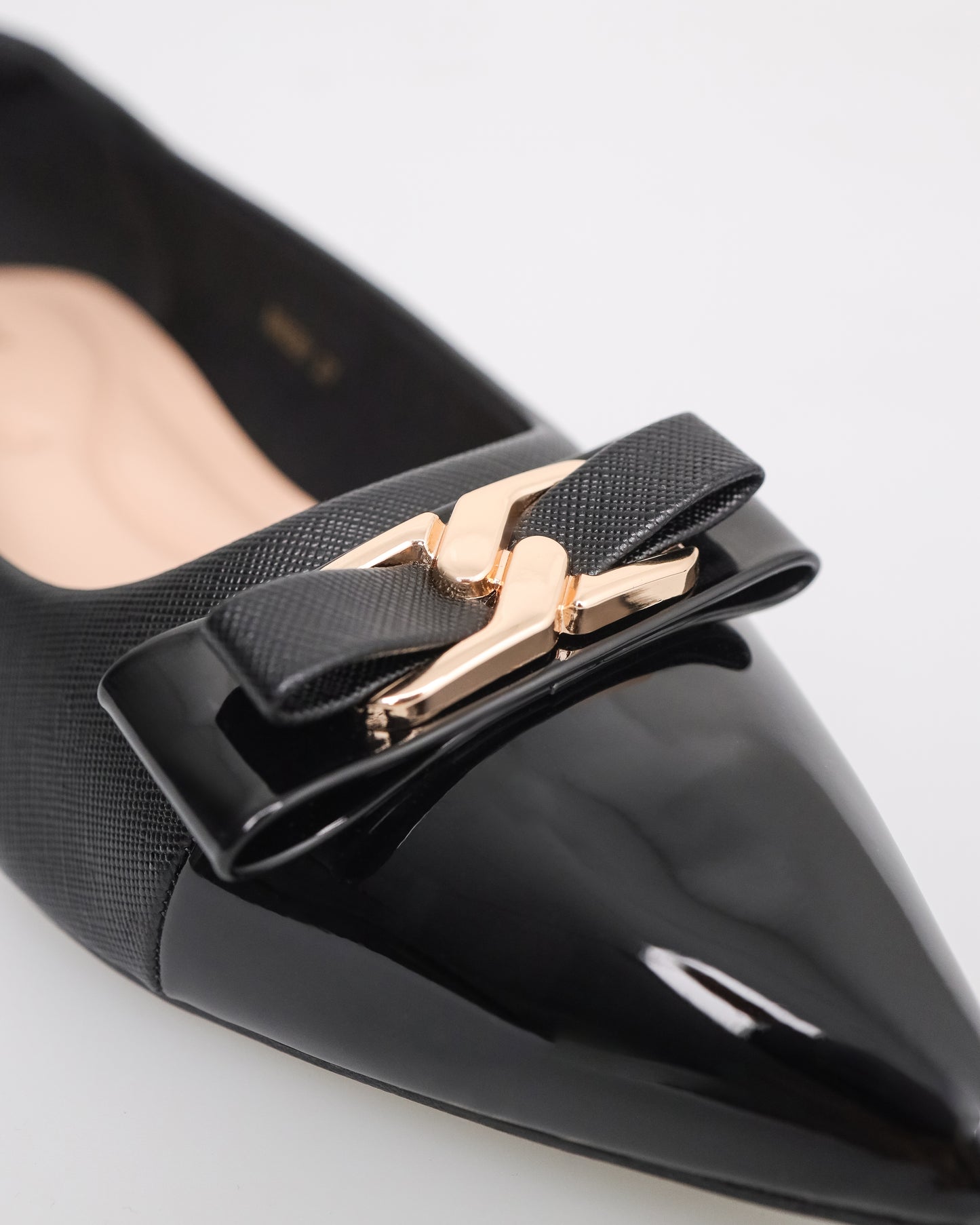 Tomaz NN381 Ladies Pointy Gold Tone Bow Flats (Black)