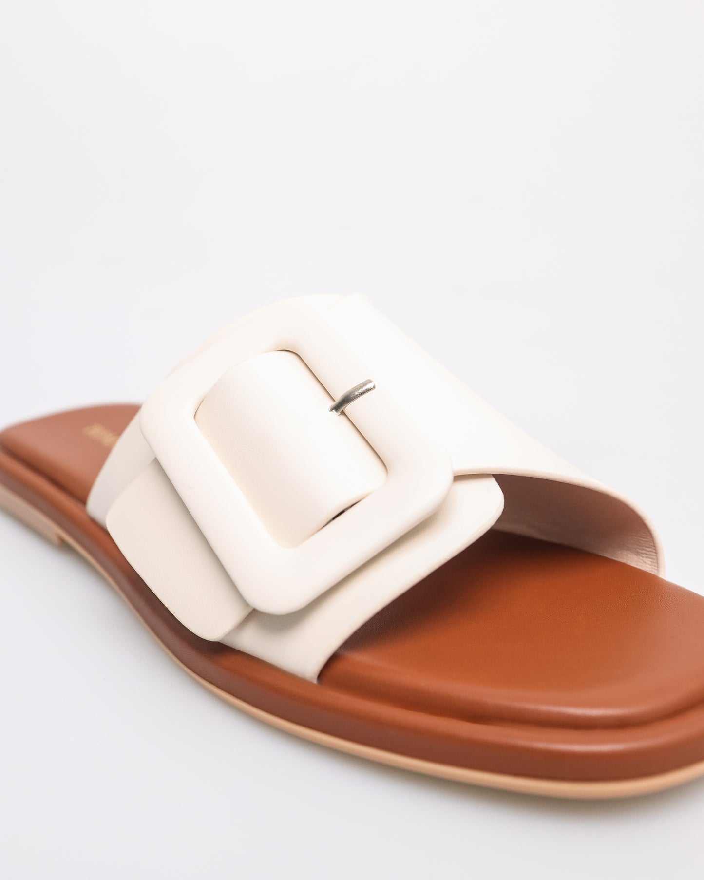 Tomaz FL091 Ladies Buckle Sandals (White)