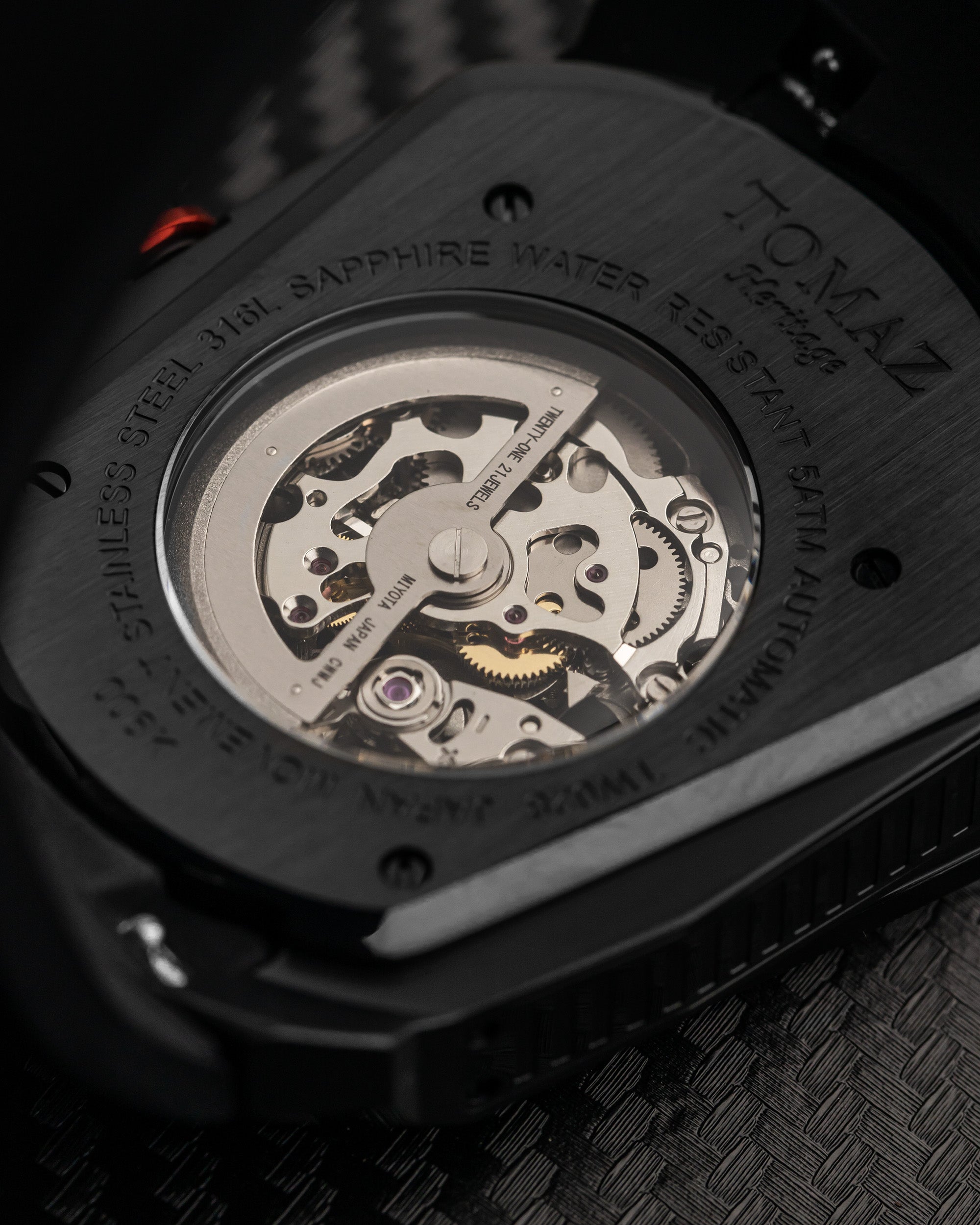 GT Skeleton TW028-D11 (Hitam) dengan Rainbow Swarovski (Tali Getah Hitam)