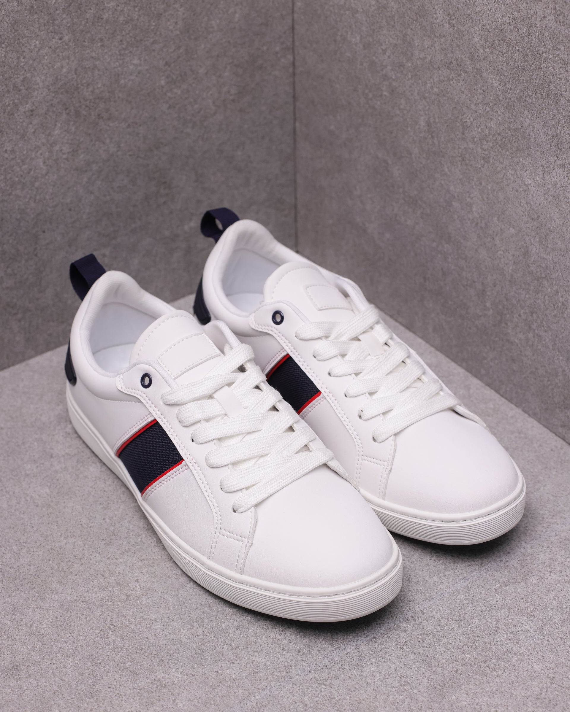Tomaz TR800M Men's Court Sneakers (White/Navy/Red) – TOMAZ