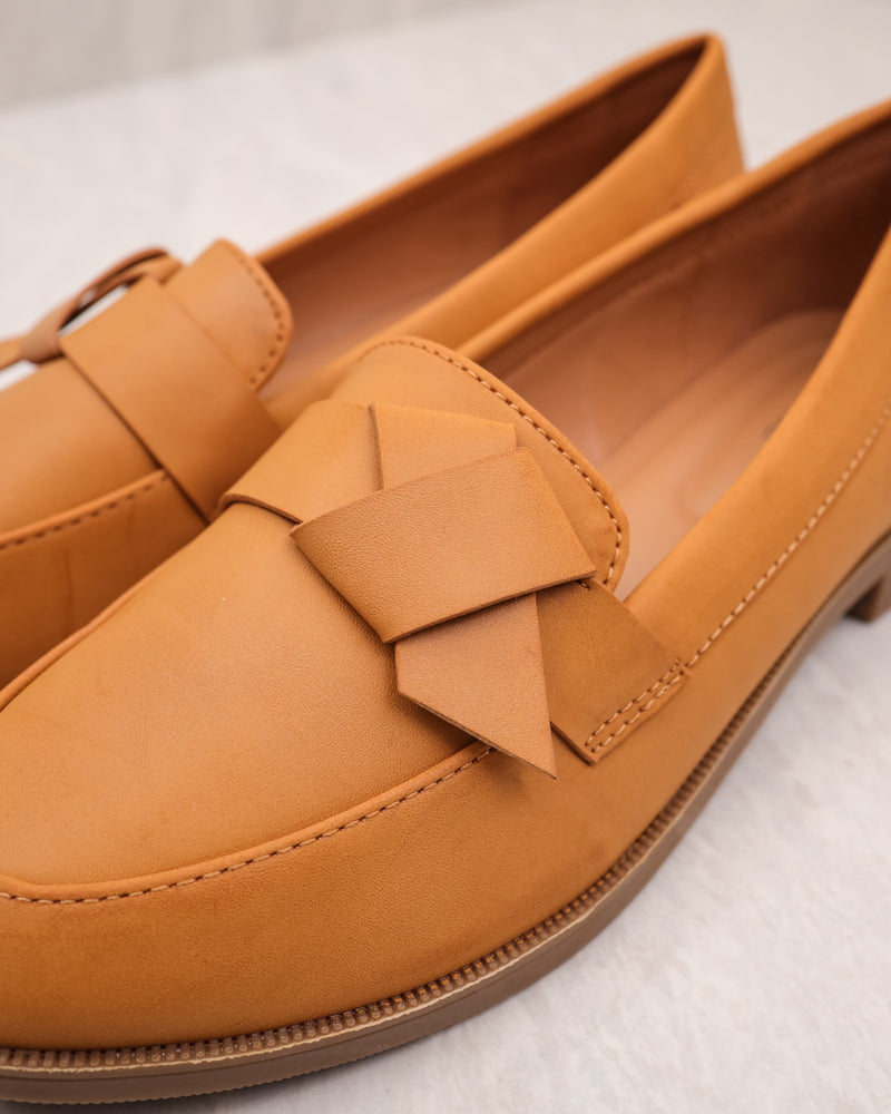 
                  
                    Load image into Gallery viewer, Tomaz NN112 Ladies Ribbon Fold Loafers (Camel)
                  
                
