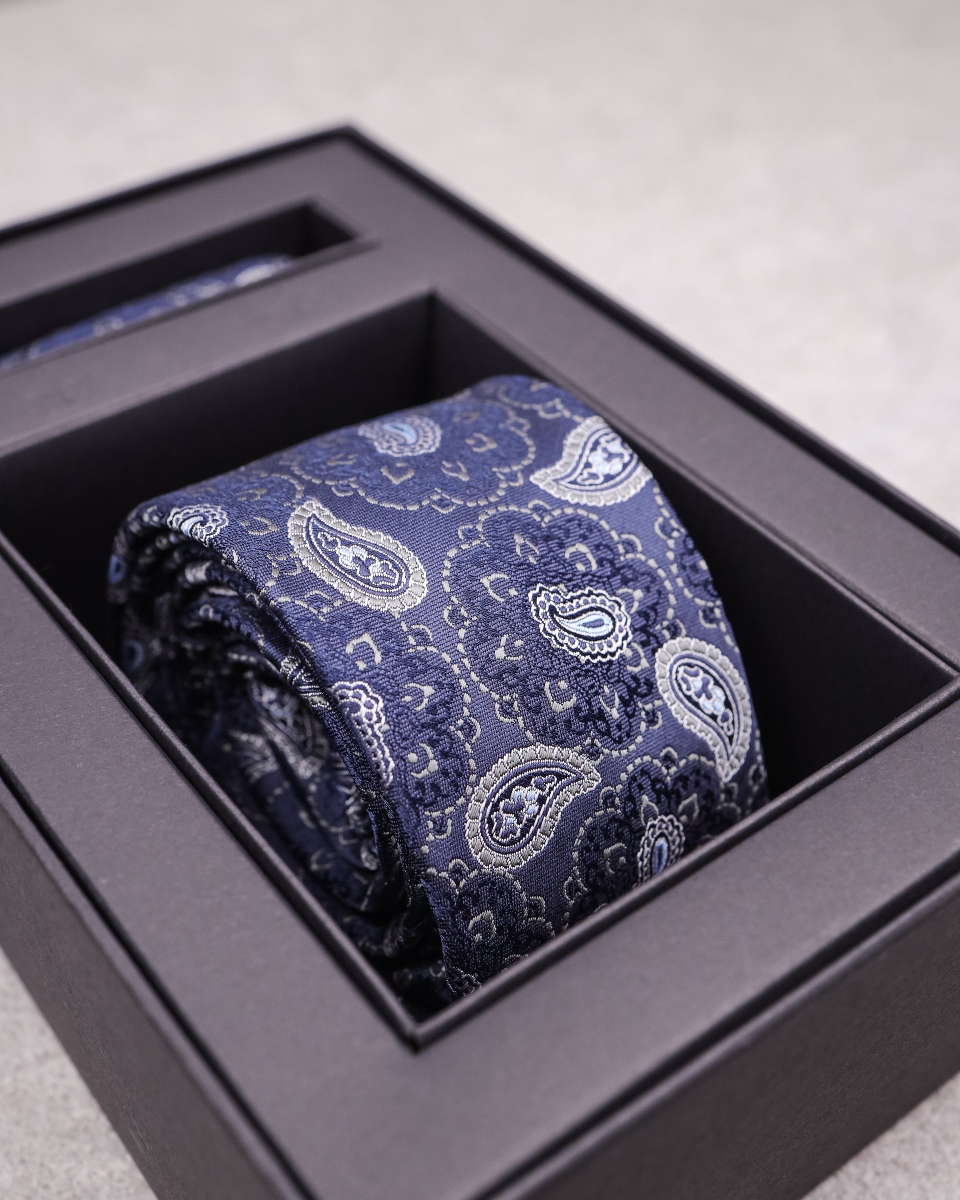 Tomaz TA03B-17 Tie + Pocket Handkerchief Dewdrop with Flower Square (Navy/Silver/White) Set